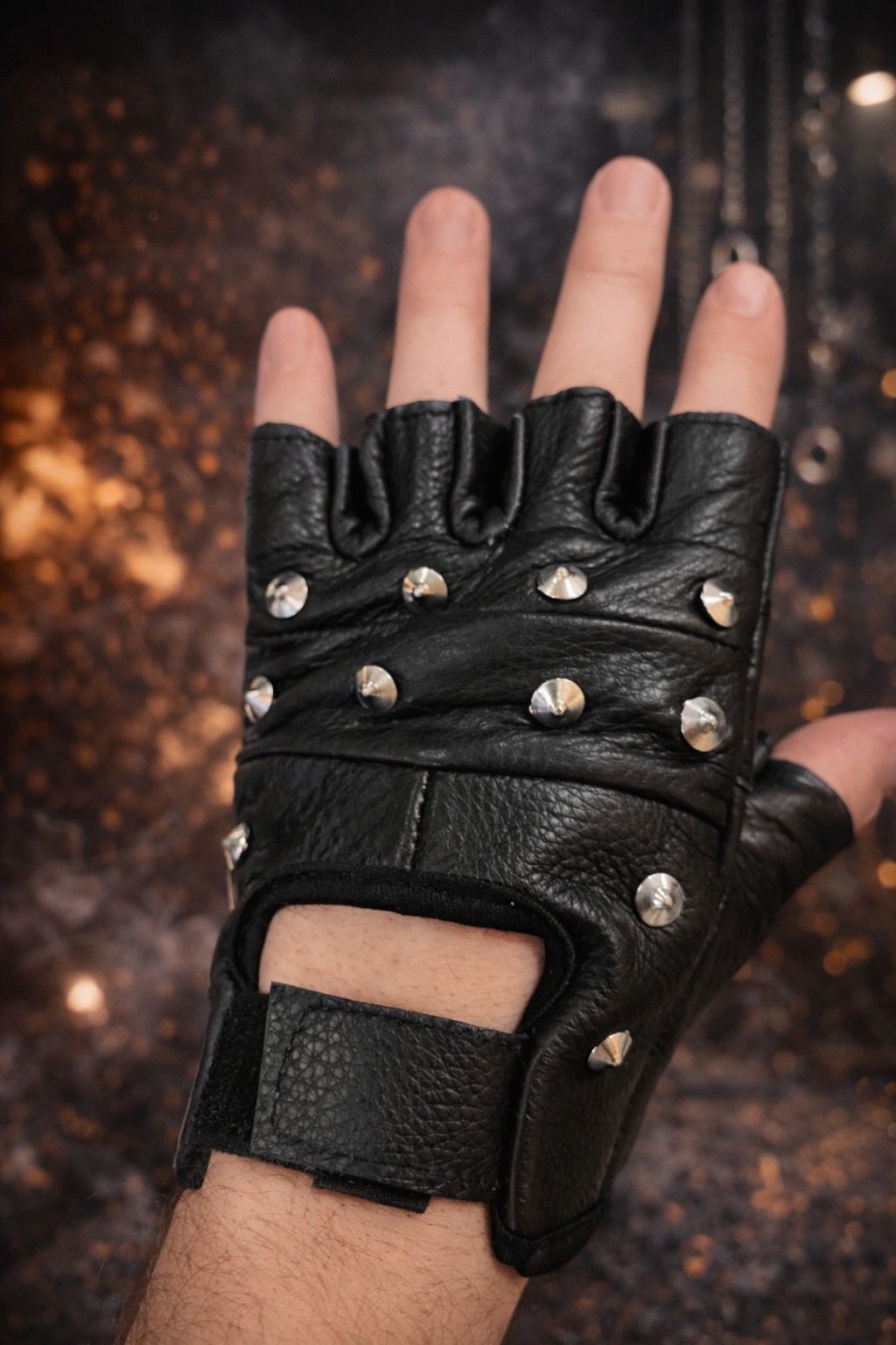 Kožené bezprstové rukavice s kužeľovými hrotmi